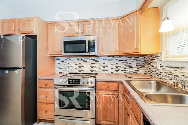 Building Photo - Beautifully updated 3 bedroom rancher!