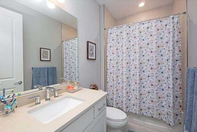 Building Photo - 833 SE Courances Dr