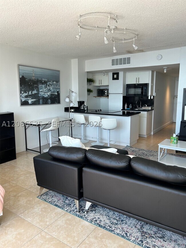 Building Photo - 905 Brickell Bay Dr