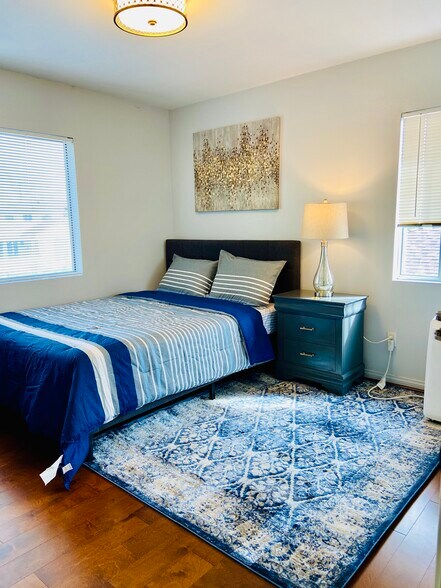 1 beautiful spacious bedroom / shared bathroom with 1 person only . - 4060 Garden Ave