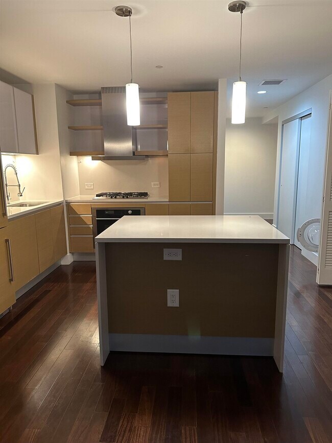 Building Photo - 77 Hudson St