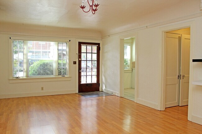 Building Photo - 3087 SE Ankeny St