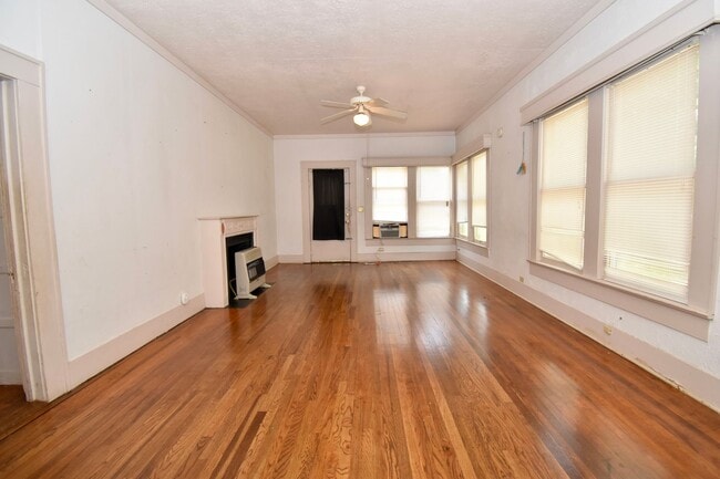 Building Photo - Three Bedroom Close to Tech!