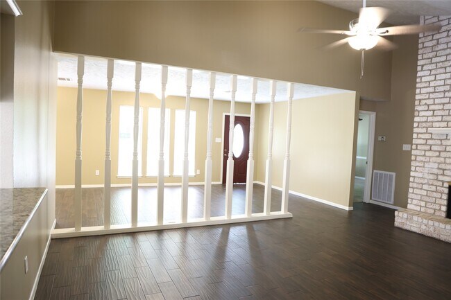 Building Photo - 2215 Silver Falls Dr