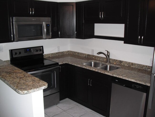 Building Photo - 630 SW 7th Ave