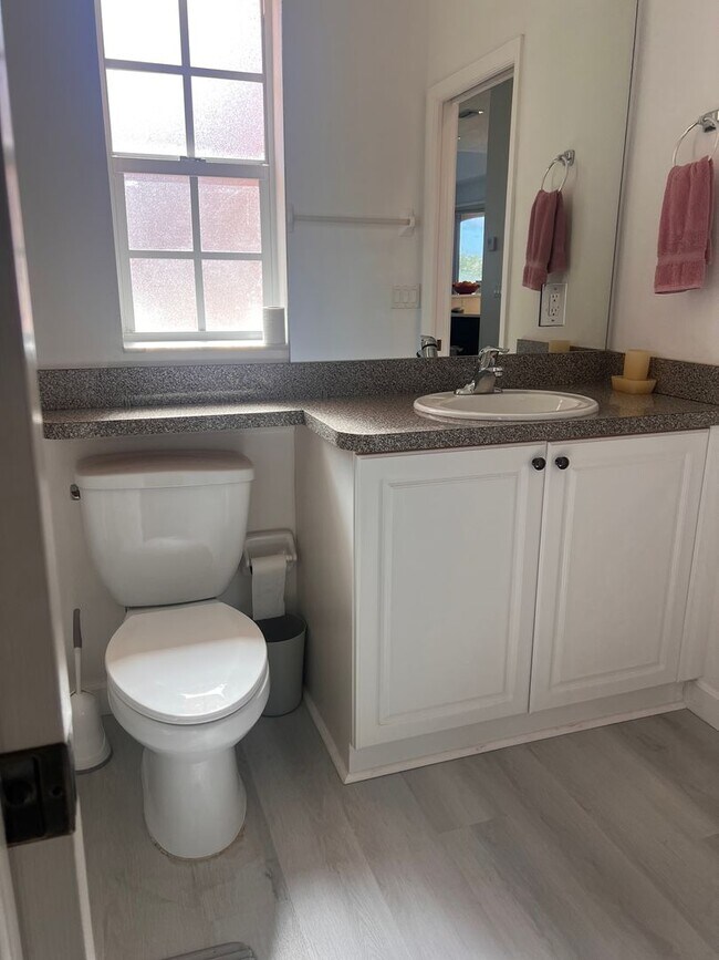 Building Photo - Modern 2BD/2BA Condo in Gondola Park