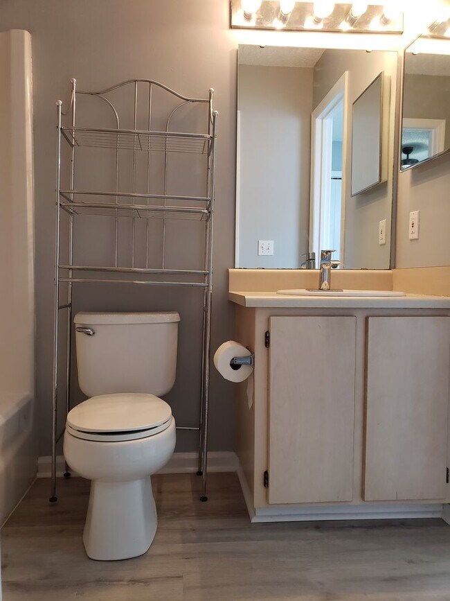 Building Photo - 3 bedroom townhome for rent in NE Tallahassee, wood floors, fenced yard available for a move in r...