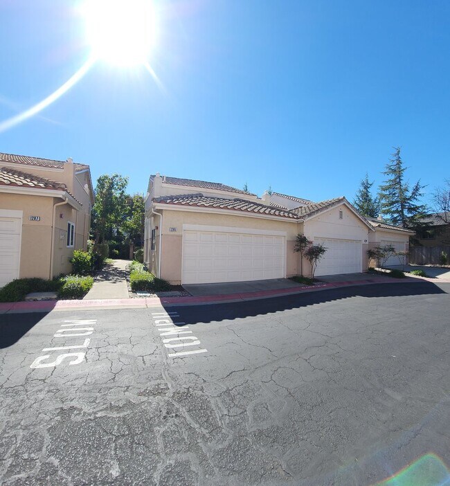 Building Photo - Fantastic home in the Arbors!