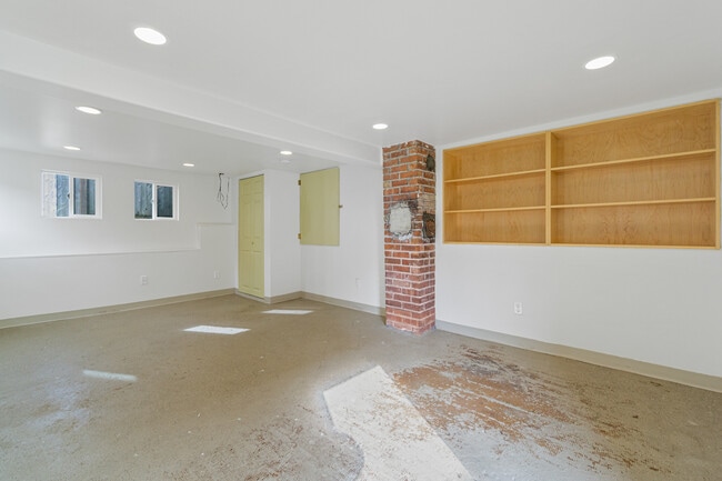Building Photo - 950 Hiawatha Pl S