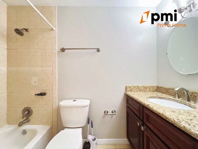 Building Photo - "Charming 2-Bed, 2-Bath Condo Oasis in Kis...