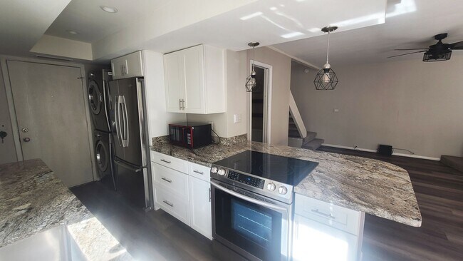 Building Photo - Pointe South Mountain 2-bedroom condo, gated, pool
