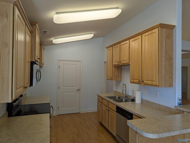 Building Photo - 102 Acacia Trail Dr