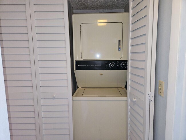 Building Photo - 7600 Sun Island Dr S