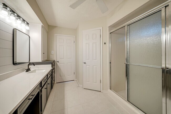 Building Photo - 16326 Heatherdale Dr