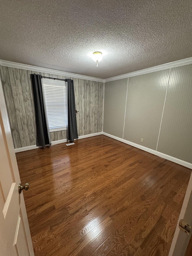 Building Photo - Spacious 3 Bedroom Home on Large Lot