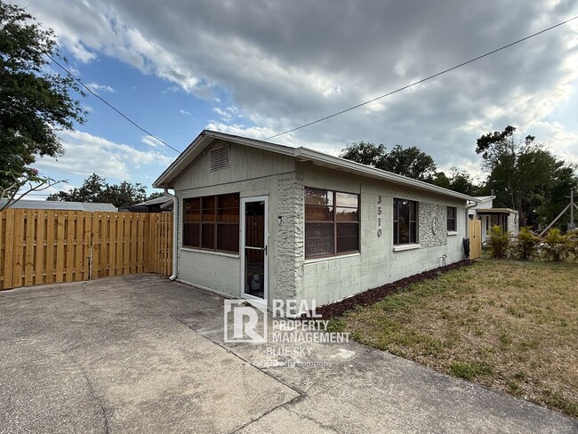 Building Photo - Updated South Tampa Pool Home with Fenced ...