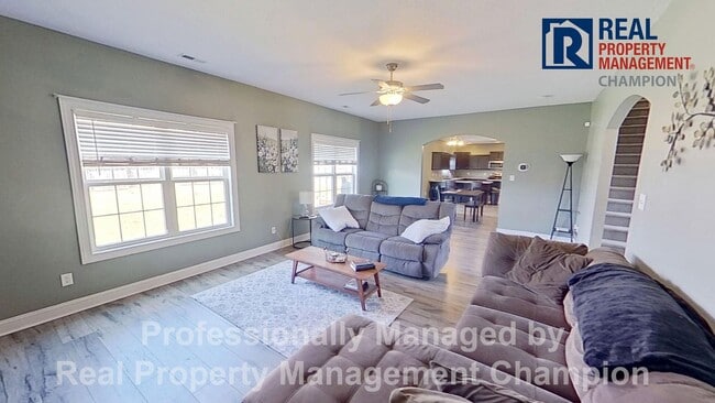 Building Photo - Gorgeous 4 BD/3.5 BA Executive Home w/Spacious Fenced Yard