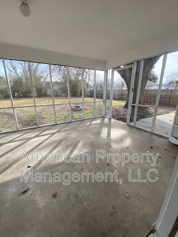 Building Photo - P2-1Q- 2808 E. 1st Pl.