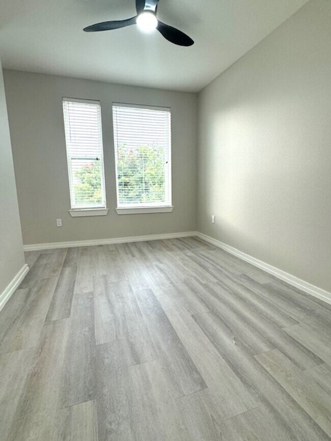 Building Photo - Luxurious Penthouse Studio condo at Zilker