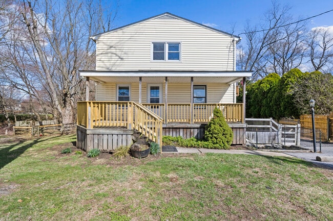 Building Photo - Dolly's