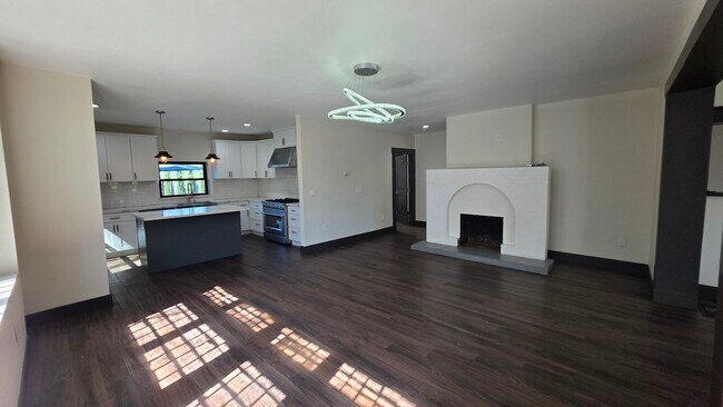 Building Photo - 345 N Van Ness Ave