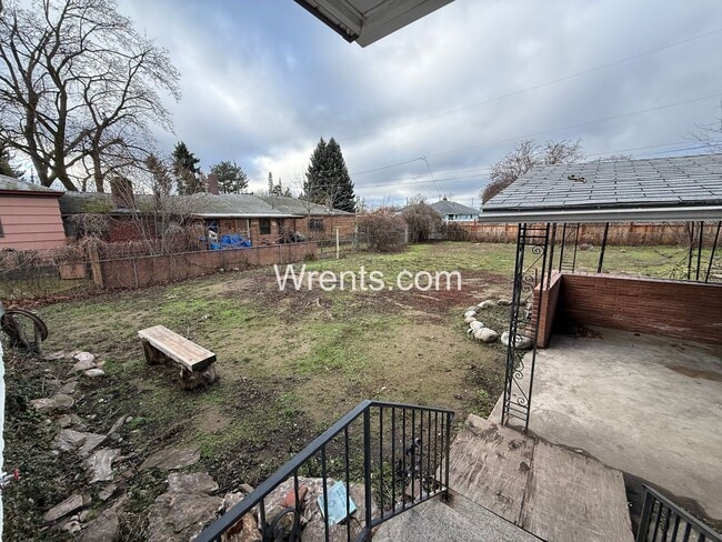 Building Photo - Cute Three Bedroom Home