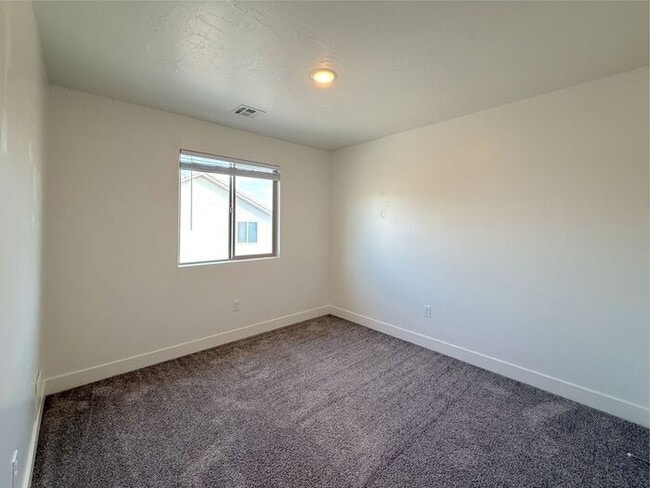 Building Photo - 4 bed, 2.5 bath home w/2 car garage