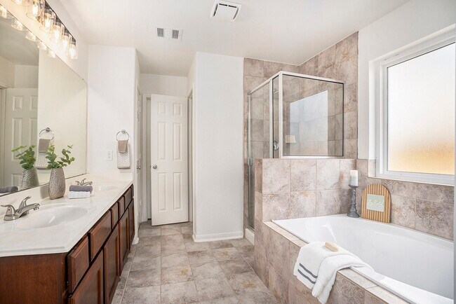 Building Photo - 1195 Quarterhorse Dr
