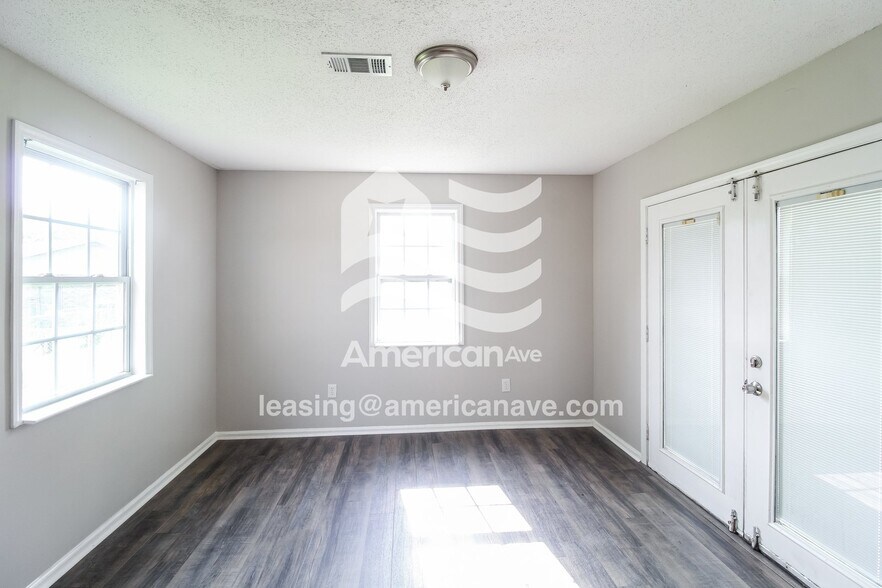 Building Photo - 425 Petunia Ave