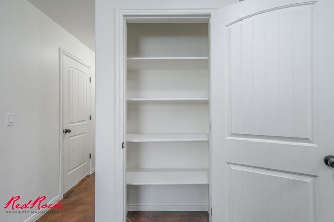 Building Photo - DOG-FRIENDLY 3 Bedroom Townhome with INTERNET INCLUDED!