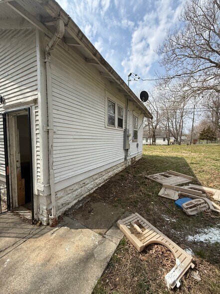 Building Photo - 830 E Rogers Ave