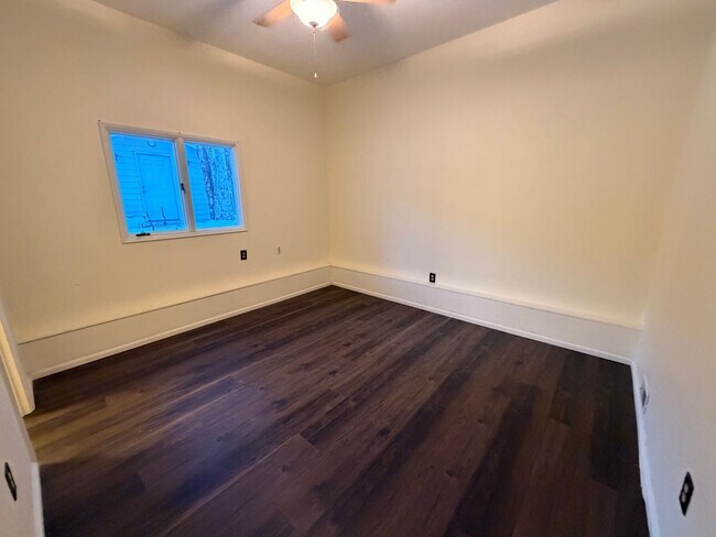 Building Photo - Large (5) bedroom home in a well established Anchorage neighborhood!