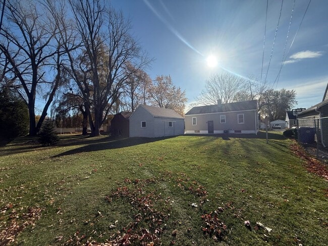 Building Photo - COZY 3 BEDROOM W/ SPACIOUS BACKYARD