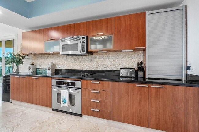 Building Photo - 2650 Lake Shore Dr