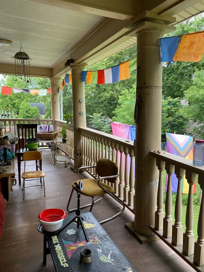 Building Photo - 560-2 Allen - Available 6/1/26 Spacious 2nd/3rd Floor Duplex With 3 Full Baths