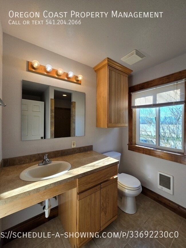 Building Photo - 1025 Wilson River Loop