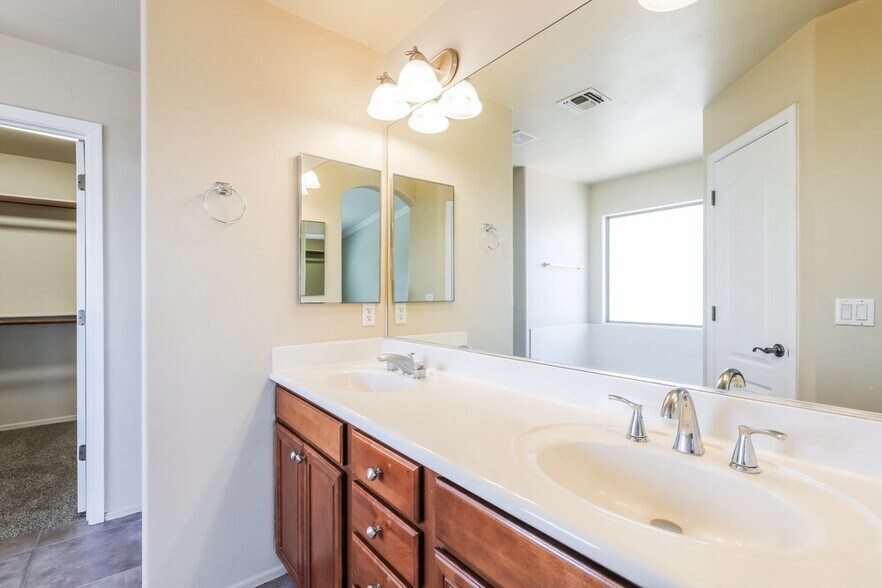Building Photo - 5562 S Lemon Tree Dr