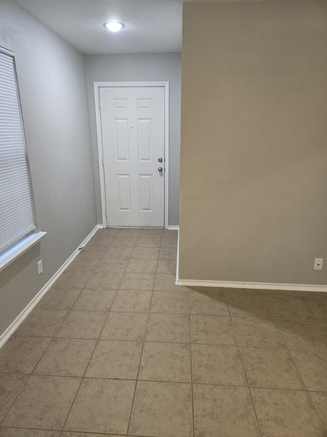 Building Photo - 210 Calixto Ct