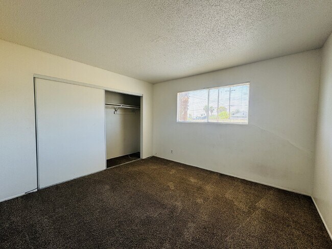 Building Photo - Conveniently Located Downstairs 2 bed, 1 b...