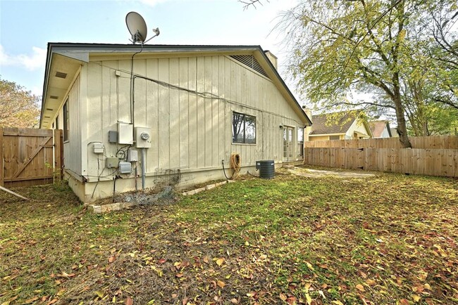 Building Photo - 2100 Balsam Way