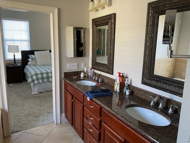 Building Photo - Secluded 4 Bed 3.5 Bath Near MacDill