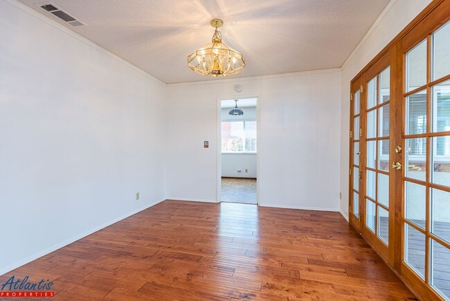 Building Photo - Beautiful Home | Attached ADU Suite | Desirable Location