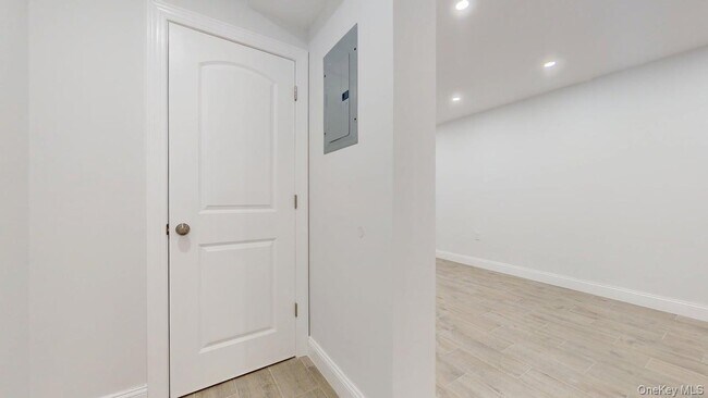 Building Photo - 72-17 66th Pl