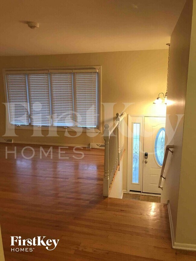 Building Photo - 534 Longwood Dr