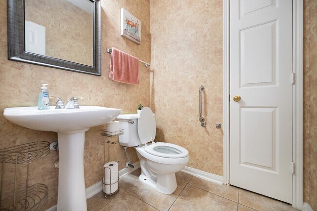 Building Photo - 1823 Blue Water Bay Dr