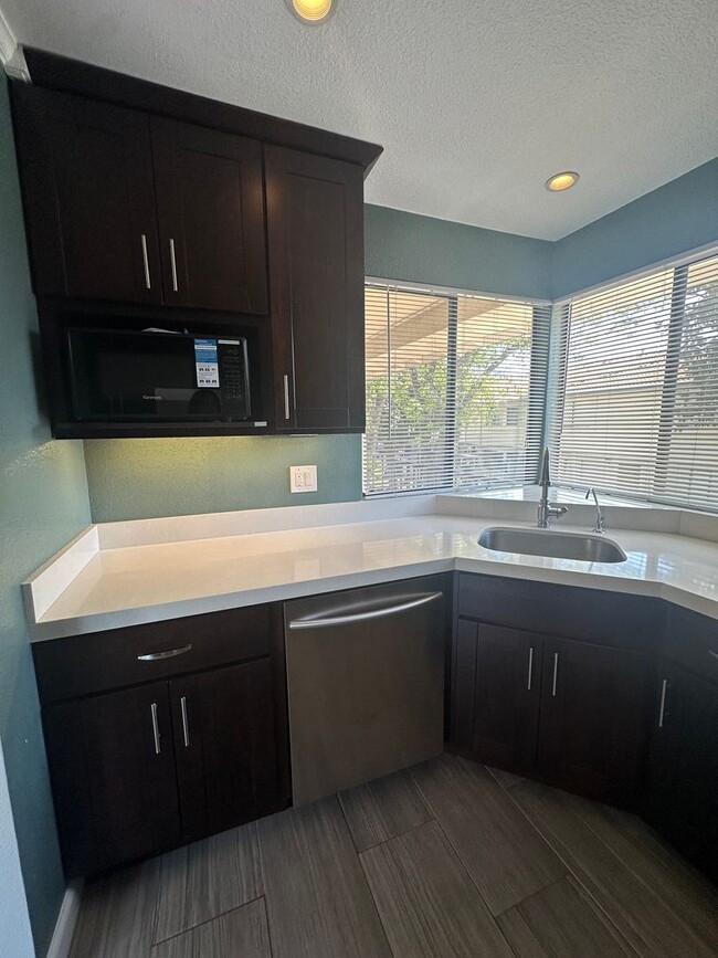 Building Photo - Condo, ready for move-in!
