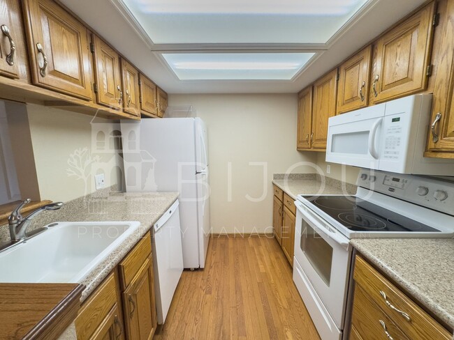 Building Photo - Beautiful 2 Bed, 2 Bath