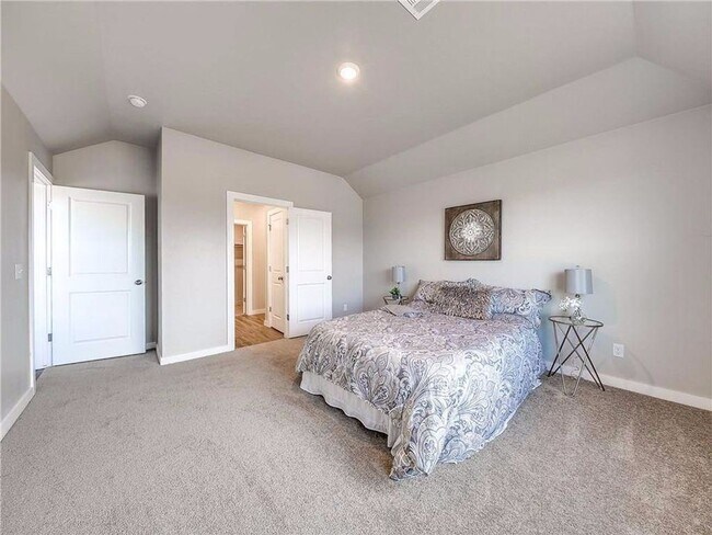 Building Photo - Beautiful 3/2 on a .56 acre lot!