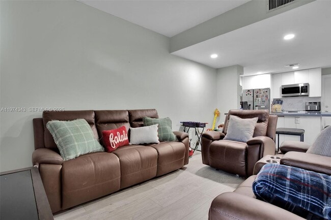 Building Photo - 850 Sorrento Dr