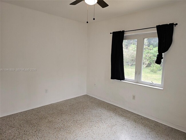 Building Photo - 1100 NE 115th St